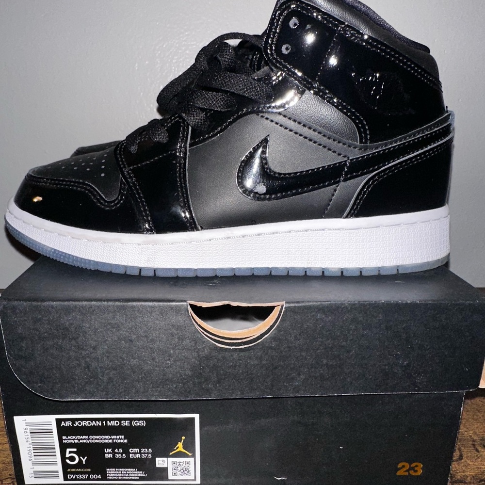 Nike Air Jordan 1 Mid SE - Black / Dark Concord / White